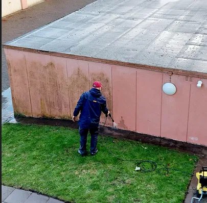 Reinigung einer Garagenwand mit dem Hochdruckreiniger